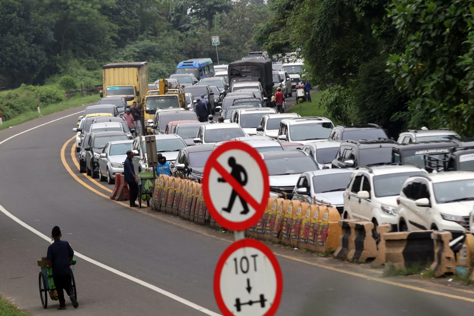 Kepadatan kendaraan menuju kawasan wisata Puncak, Gadog, Kabupaten Bogor, Jawa Barat