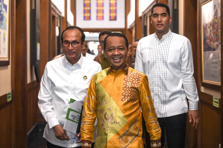 Menteri ESDM Bahlil Lahadalia (kedua kiri) didampingi Anggota Dewan Energi Nasional (DEN) Satya Widya Yudha (kiri) bersiap memberikan keterangan pers terkait Perkembangan Terkini Timur Tengah dan Implikasi Terhadap Sektor ESDM di kantor Kementerian ESDM, Jakarta