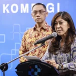 Menteri Komunikasi dan Digital Meutya Viada Hafid (kanan) didampingi Direktur Jenderal Pengawasan Ruang Digital Alexander Sabar (kiri) menyampaikan keterangan pers terkait kesiapan implementasi PP Tunas di kantor Komdigi, Jakarta