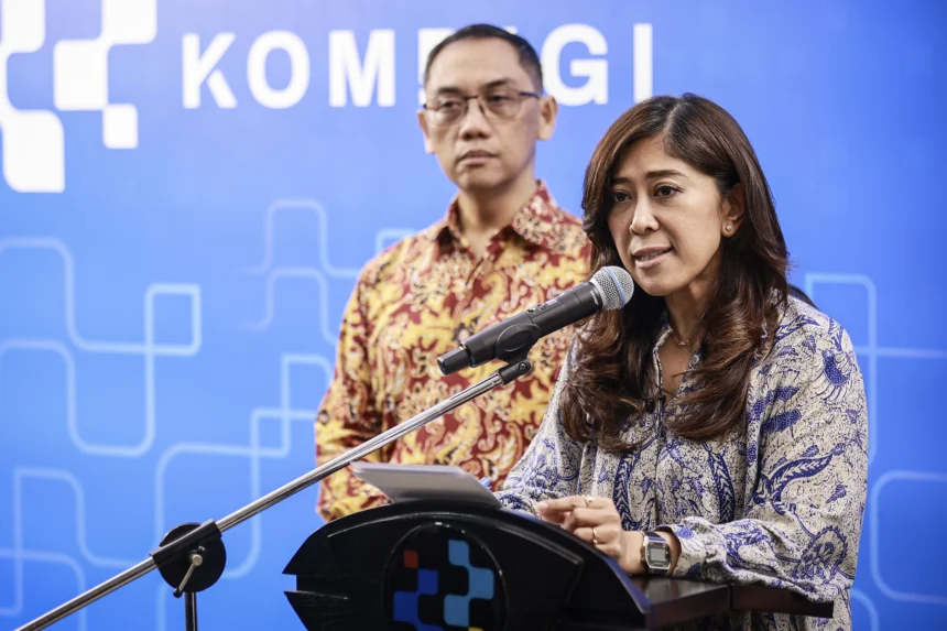 Menteri Komunikasi dan Digital Meutya Viada Hafid (kanan) didampingi Direktur Jenderal Pengawasan Ruang Digital Alexander Sabar (kiri) menyampaikan keterangan pers terkait kesiapan implementasi PP Tunas di kantor Komdigi, Jakarta