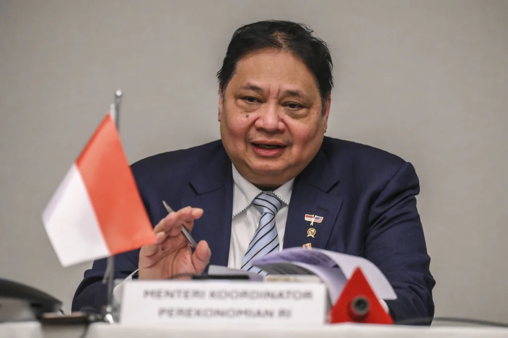 Menko Perekonomian Airlangga Hartarto menyampaikan keterangan pers terkait perjanjian perdagangan timbal balik Indonesia-AS di Washington DC, Amerika Serikat