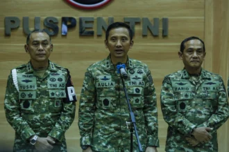Kapuspen TNI Mayjen TNI Aulia Dwi Nasrullah (tengah) didampingi Komandan Pusat Polisi Militer Mayjen TNI Yusri Nuryanto (kiri) dan Kepala Badan Pembinaan Hukum Laksamana Muda TNI Farid Ma`ruf (kanan) menyampaikan keterangan saat konferensi pers di Mabes TNI, Cilangkap, Jakarta.