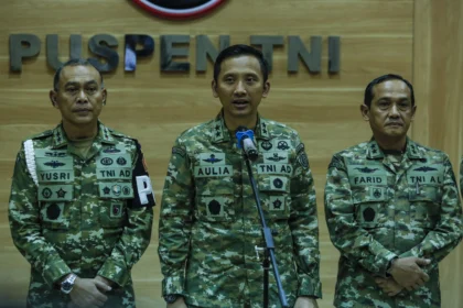 Kapuspen TNI Mayjen TNI Aulia Dwi Nasrullah (tengah) didampingi Komandan Pusat Polisi Militer Mayjen TNI Yusri Nuryanto (kiri) dan Kepala Badan Pembinaan Hukum Laksamana Muda TNI Farid Ma`ruf (kanan) menyampaikan keterangan saat konferensi pers di Mabes TNI, Cilangkap, Jakarta.