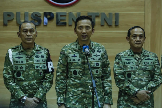 Kapuspen TNI Mayjen TNI Aulia Dwi Nasrullah (tengah) didampingi Komandan Pusat Polisi Militer Mayjen TNI Yusri Nuryanto (kiri) dan Kepala Badan Pembinaan Hukum Laksamana Muda TNI Farid Ma`ruf (kanan) menyampaikan keterangan saat konferensi pers di Mabes TNI, Cilangkap, Jakarta.