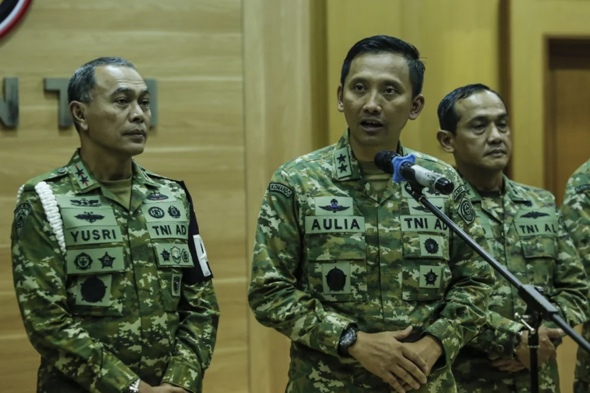 Kapuspen TNI Mayjen TNI Aulia Dwi Nasrullah (tengah) didampingi Komandan Pusat Polisi Militer Mayjen TNI Yusri Nuryanto (kiri) dan Kepala Badan Pembinaan Hukum Laksamana Muda TNI Farid Ma`ruf (kanan) menyampaikan keterangan saat konferensi pers di Mabes TNI, Cilangkap, Jakarta.