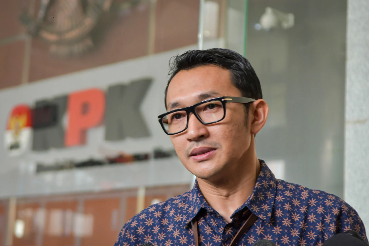 Juru Bicara KPK Budi Prasetyo menyampaikan keterangan kepada wartawan di Gedung Merah Putih KPK, Jakarta.