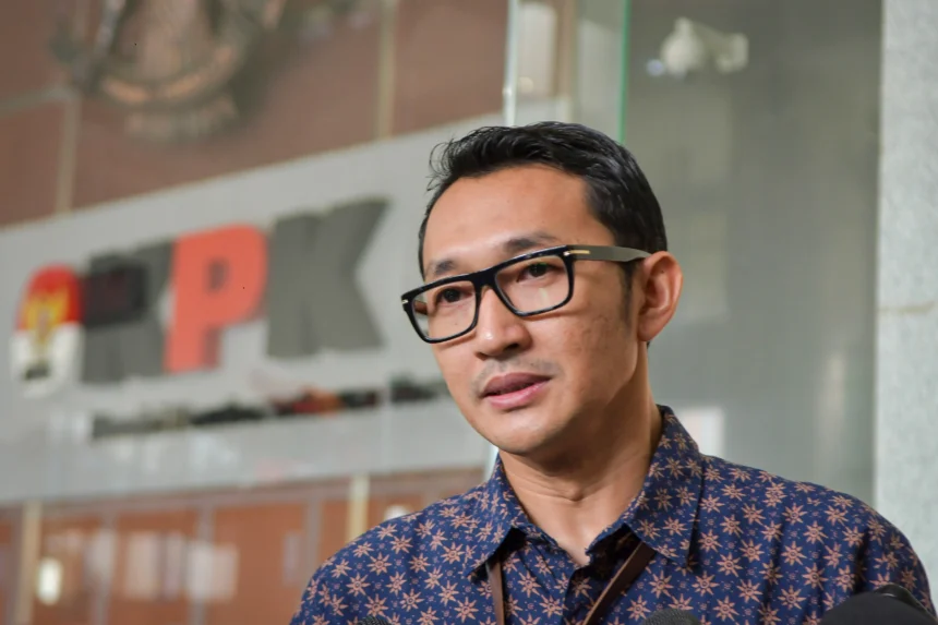 Juru Bicara KPK Budi Prasetyo menyampaikan keterangan kepada wartawan di Gedung Merah Putih KPK, Jakarta.