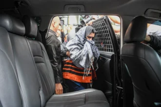 Bupati Pekalongan Fadia Arafiq memasuki mobil usai menjalani pemeriksaan di gedung KPK Merah Putih, Jakarta.