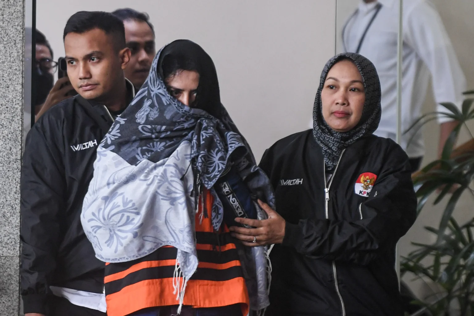 Bupati Pekalongan Fadia Arafiq (tengah) berjalan usai menjalani pemeriksaan di gedung KPK Merah Putih, Jakarta.