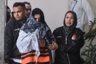 Bupati Pekalongan Fadia Arafiq (tengah) berjalan usai menjalani pemeriksaan di gedung KPK Merah Putih, Jakarta.
