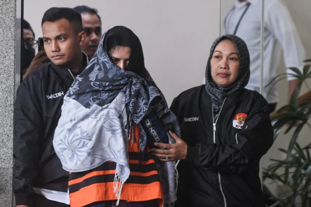 Bupati Pekalongan Fadia Arafiq (tengah) berjalan usai menjalani pemeriksaan di gedung KPK Merah Putih, Jakarta.