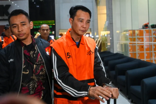 Bupati Rejang Lebong Muhammad Fikri Thobari (kanan) berjalan menuju mobil tahanan usai menjalani pemeriksaan di Gedung Merah Putih KPK.