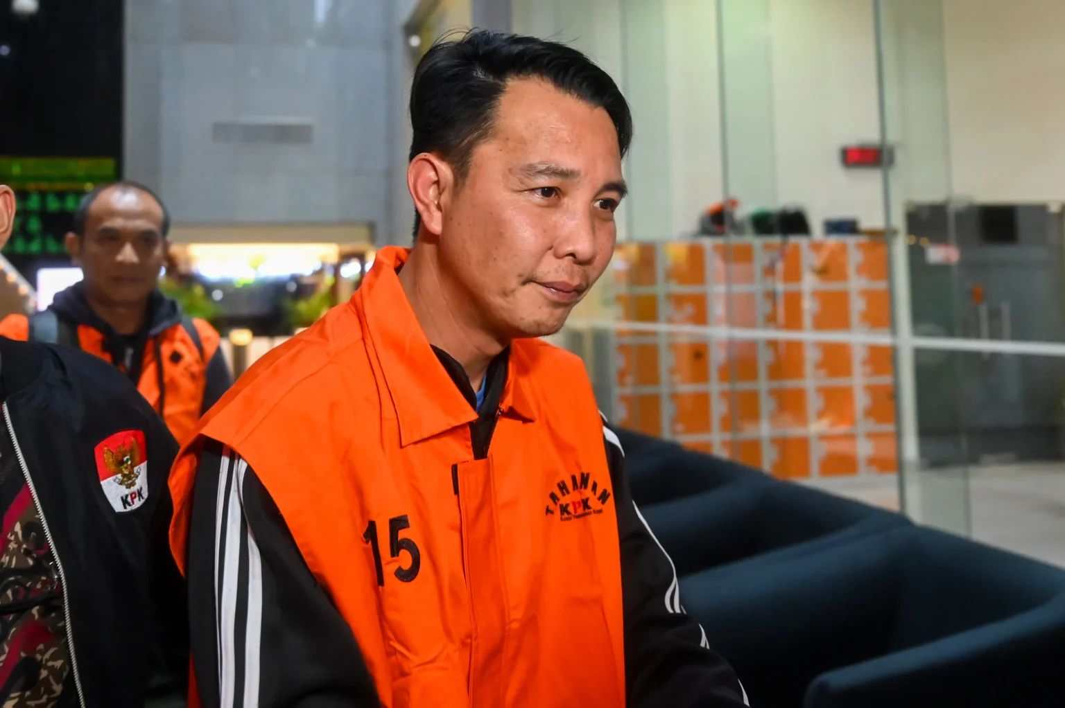 Bupati Rejang Lebong Muhammad Fikri Thobari berjalan menuju mobil tahanan usai menjalani pemeriksaan di Gedung Merah Putih KPK.