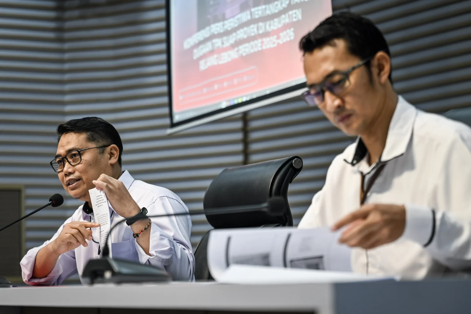 Deputi penindakan dan Eksekusi KPK Asep Guntur Rahayu (kiri) didampingi Juru Bicara KPK Budi Prasetyo (kanan) memberikan keterangan terkait Operasi Tangkap Tangan (OTT) terduga pelaku tindak pidana korupsi suap Ijon proyek di Bengkulu tahun 2025-2026 di Gedung Merah Putih KPK, Jakarta.