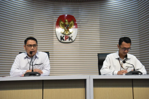 Deputi Penindakan dan Eksekusi KPK Asep Guntur Rahayu (kiri) didampingi Juru Bicara KPK Budi Prasetyo (kanan) memberikan keterangan dalam konferensi pers penetapan tersangka baru dalam pengembangan kasus dugaan korupsi kuota haji dalam penyelenggaraan ibadah haji tahun 2023-2024 di Gedung Merah Putih KPK, Jakarta