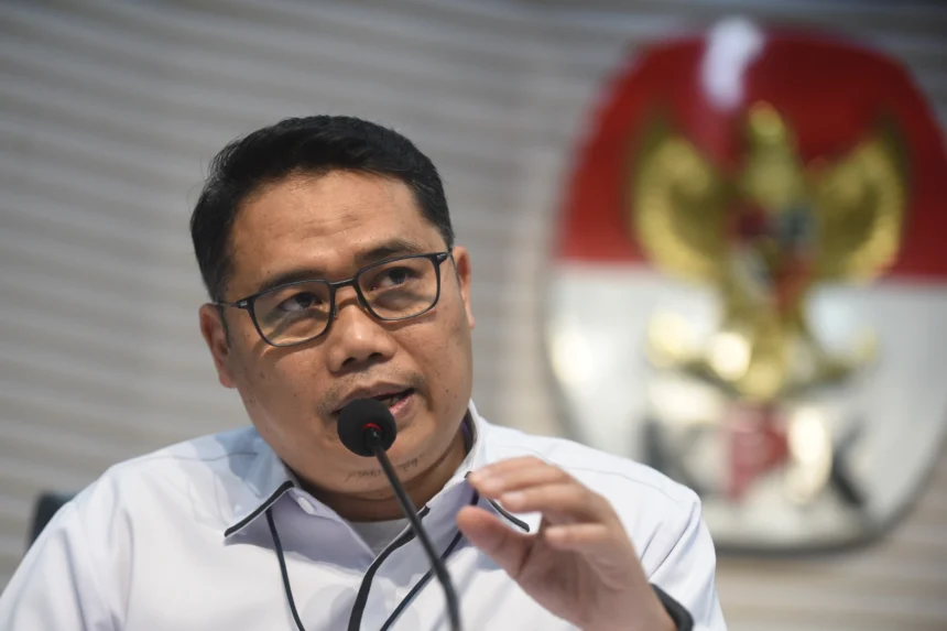 Deputi Penindakan dan Eksekusi KPK Asep Guntur Rahayu memberikan keterangan dalam konferensi pers penetapan tersangka baru dalam pengembangan kasus dugaan korupsi kuota haji dalam penyelenggaraan ibadah haji tahun 2023-2024 di Gedung Merah Putih KPK, Jakarta