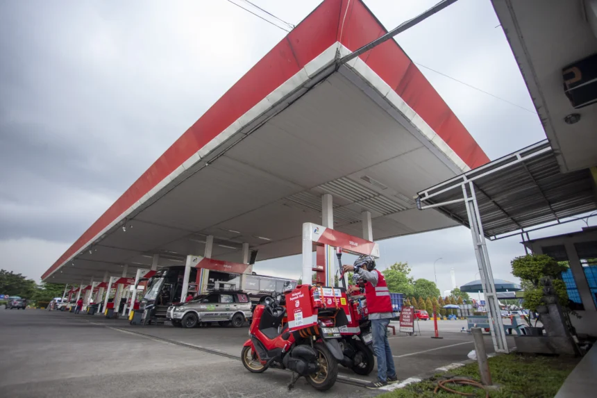 Petugas tim Satgas Pertamina menyiapkan jerigen berisi bahan bakar minyak (BBM) untuk layanan pengantaran bagi pemudik yang membutuhkan pengisian BBM motoris di Rest Area 166 A Tol Cipali, Majalengka, Jawa Barat