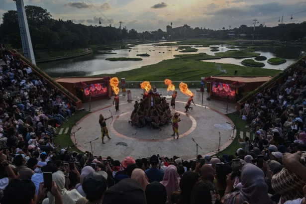 Pengunjung menyaksikan penampilan The Mystical Kecak Dance di Taman Mini Indonesia Indah (TMII), Jakarta