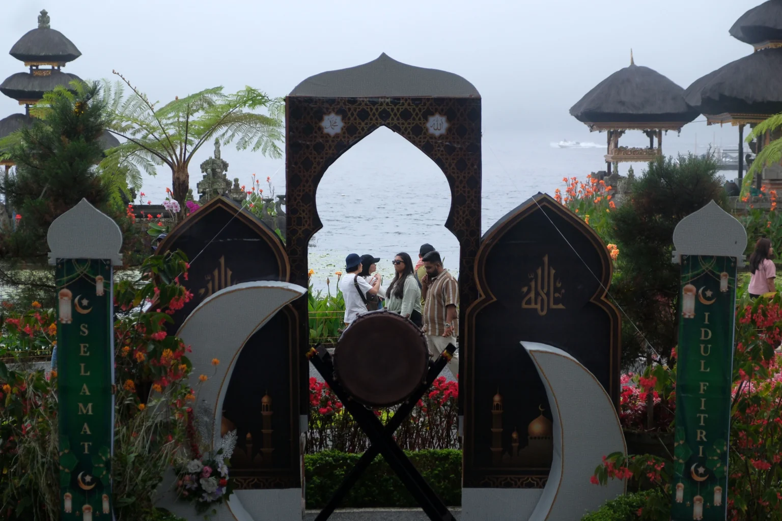 isatawan berkeliling area taman saat mengunjungi Daya Tarik Wisata (DTW) Ulun Danu Beratan, Tabanan, Bali