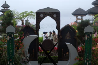 isatawan berkeliling area taman saat mengunjungi Daya Tarik Wisata (DTW) Ulun Danu Beratan, Tabanan, Bali