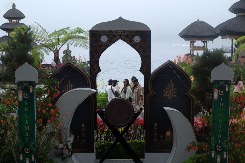 isatawan berkeliling area taman saat mengunjungi Daya Tarik Wisata (DTW) Ulun Danu Beratan, Tabanan, Bali