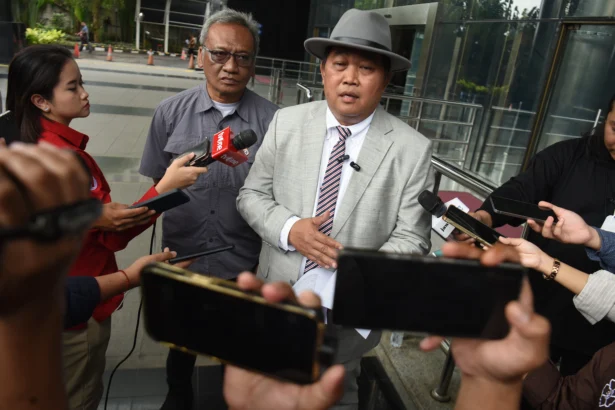 Koordinator Masyarakat Anti Korupsi Indonesia (MAKI) Boyamin Saiman (kanan) memberikan keterangan kepada wartawan usai melaporkan dugaan pelanggaran etik pimpnan KPK dalam pengalihan ke tahanan rumah bagi mantan Menteri Agama Yaqut Cholil Qoumas di Gedung Merah Putih KPK, Jakarta