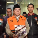 Tersangka kasus dugaan korupsi kuota haji dan penyelenggaraan ibadah haji Yaqut Cholil Qoumas (tengah) mengenakan rompi tahanan usai menjalani pemeriksaan di Gedung Merah Putih KPK, Jakarta