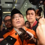 Tersangka kasus dugaan korupsi kuota haji dan penyelenggaraan ibadah haji Yaqut Cholil Qoumas (tengah) mengenakan rompi tahanan usai menjalani pemeriksaan di Gedung Merah Putih KPK,