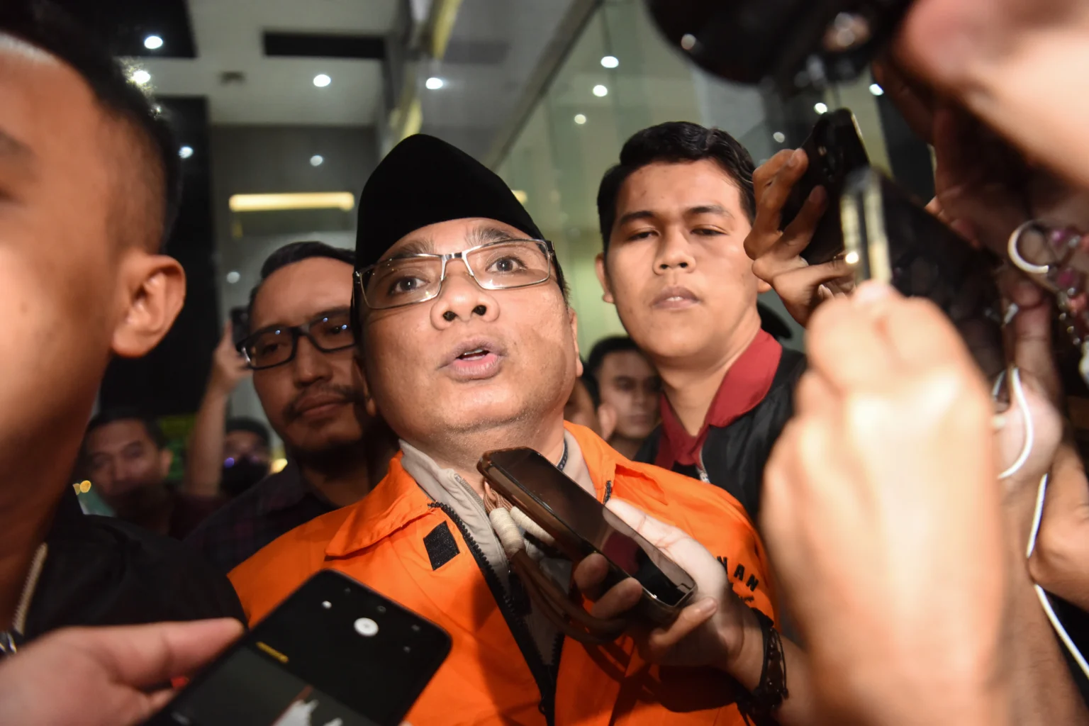 Tersangka kasus dugaan korupsi kuota haji dan penyelenggaraan ibadah haji Yaqut Cholil Qoumas (tengah) mengenakan rompi tahanan usai menjalani pemeriksaan di Gedung Merah Putih KPK,