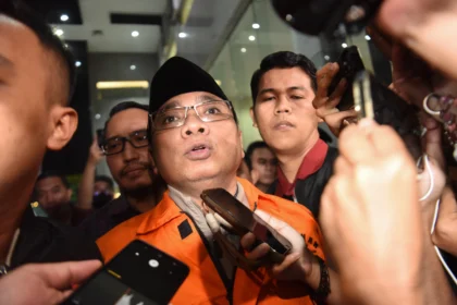 Tersangka kasus dugaan korupsi kuota haji dan penyelenggaraan ibadah haji Yaqut Cholil Qoumas (tengah) mengenakan rompi tahanan usai menjalani pemeriksaan di Gedung Merah Putih KPK,