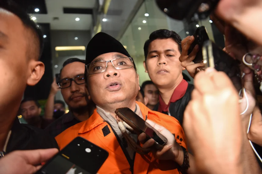 Tersangka kasus dugaan korupsi kuota haji dan penyelenggaraan ibadah haji Yaqut Cholil Qoumas (tengah) mengenakan rompi tahanan usai menjalani pemeriksaan di Gedung Merah Putih KPK,