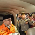 Tersangka kasus dugaan korupsi kuota haji dan penyelenggaraan ibadah haji Yaqut Cholil Qoumas memasuki mobil tahanan usai menjalani pemeriksaan di Gedung Merah Putih KPK