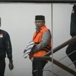 Tersangka kasus dugaan korupsi kuota haji dan penyelenggaraan ibadah haji Yaqut Cholil Qoumas mengenakan rompi tahanan usai menjalani pemeriksaan di Gedung Merah Putih KPK, Jakarta