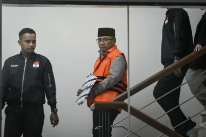 Tersangka kasus dugaan korupsi kuota haji dan penyelenggaraan ibadah haji Yaqut Cholil Qoumas mengenakan rompi tahanan usai menjalani pemeriksaan di Gedung Merah Putih KPK, Jakarta
