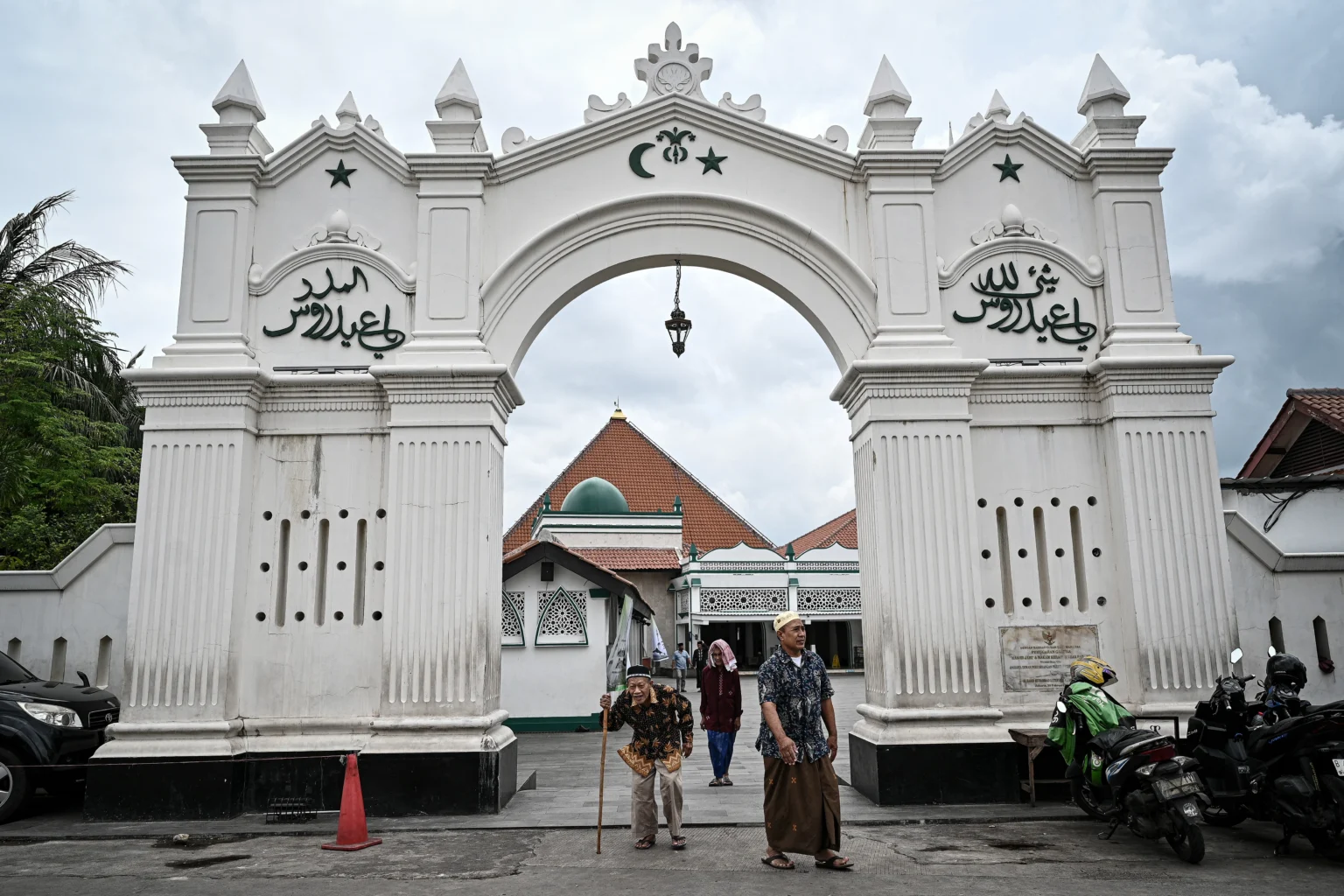 Umat Islam berjalan di area Masjid Luar Batang, Penjaringan, Jakarta