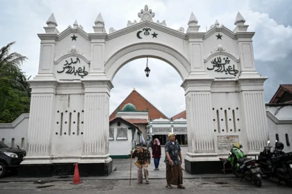 Umat Islam berjalan di area Masjid Luar Batang, Penjaringan, Jakarta