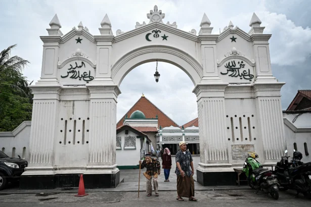 Umat Islam berjalan di area Masjid Luar Batang, Penjaringan, Jakarta