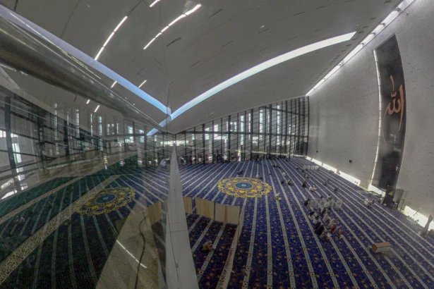 Umat muslim mendengarkan kajian di Masjid Rahmatan Lil Alamin, Universitas Islam Internasional Indonesia (UIII), Kota Depok, Jawa Barat