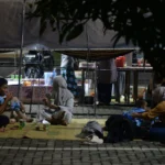 Pemudik atau pengendara berbuka puasa saat beristirahat di Masjid Baitusy Syukur, Salatiga, Jawa Tengah