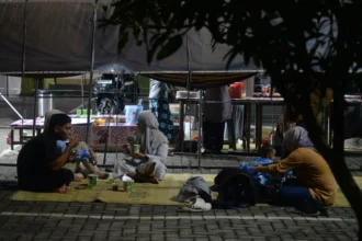 Pemudik atau pengendara berbuka puasa saat beristirahat di Masjid Baitusy Syukur, Salatiga, Jawa Tengah