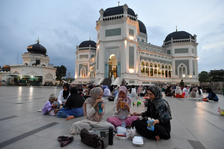 Masjid Raya peninggalan Kesultanan Deli di Medan