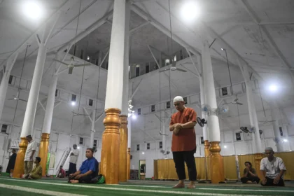 Umat Islam menjalankan shalat sunah di Masjid Jami Aji Amir Hasanuddin di Tenggarong, Kutai Kartanegara, Kalimantan Timur