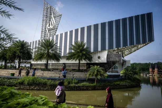 Warga berjalan di kawasan Masjid As Shodiqin, Desa Madura, Kecamatan Wanareja, Cilacap, Jawa Tengah