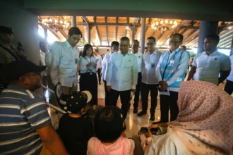 Menteri Perhubungan Dudy Purwagandhi (tengah) berbincang dengan pemudik saat meninjau arus mudik Lebaran 2026/1447 H di Terminal 1 C Bandara Soekarno Hatta, Tangerang, Banten