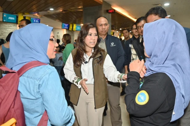 Menteri Komunikasi dan Digital (Menkomdigi) Meutya Hafid (tengah) berbincang dengan wisatawan saatÂ memantau kualitas layanan telekomunikasi dan pengamanan spektrum frekuensi radio di Terminal Domestik Bandara Internasional I Gusti Ngurah Rai, Badung, Bali