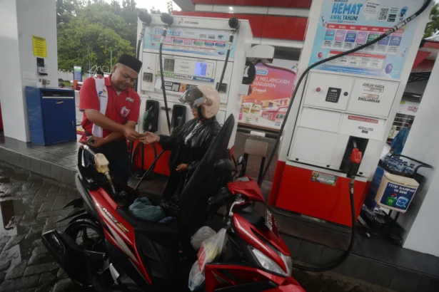 Petugas melayani pengendara kendaraan roda dua mengisi bahan bakar minyak (BBM) di Stasiun Pengisian Bahan Bakar Umum (SPBU) Bolon, Colomadu, Karanganyar, Jawa Tengah.