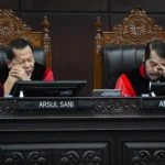 Hakim Konstitusi Arsul Sani (kiri) bersama Anwar Usman (kanan) memimpin sidang pembacaan putusan Pengujian Materiil Undang-Undang Nomor 31 Tahun 1999 tentang Pemberantasan Tindak Pidana Korupsi juncto Undang-Undang Nomor 20 Tahun 2001 tentang Perubahan Atas Undang-Undang Nomor 31 Tahun 1999 tentang Pemberantasan Tindak Pidana Korupsi di Mahkamah Konstitusi, Jakarta