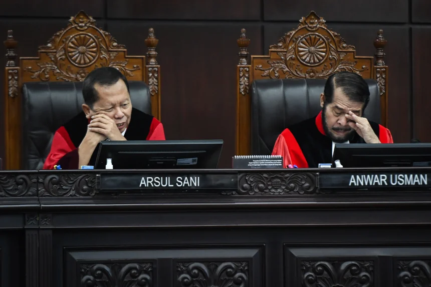 Hakim Konstitusi Arsul Sani (kiri) bersama Anwar Usman (kanan) memimpin sidang pembacaan putusan Pengujian Materiil Undang-Undang Nomor 31 Tahun 1999 tentang Pemberantasan Tindak Pidana Korupsi juncto Undang-Undang Nomor 20 Tahun 2001 tentang Perubahan Atas Undang-Undang Nomor 31 Tahun 1999 tentang Pemberantasan Tindak Pidana Korupsi di Mahkamah Konstitusi, Jakarta