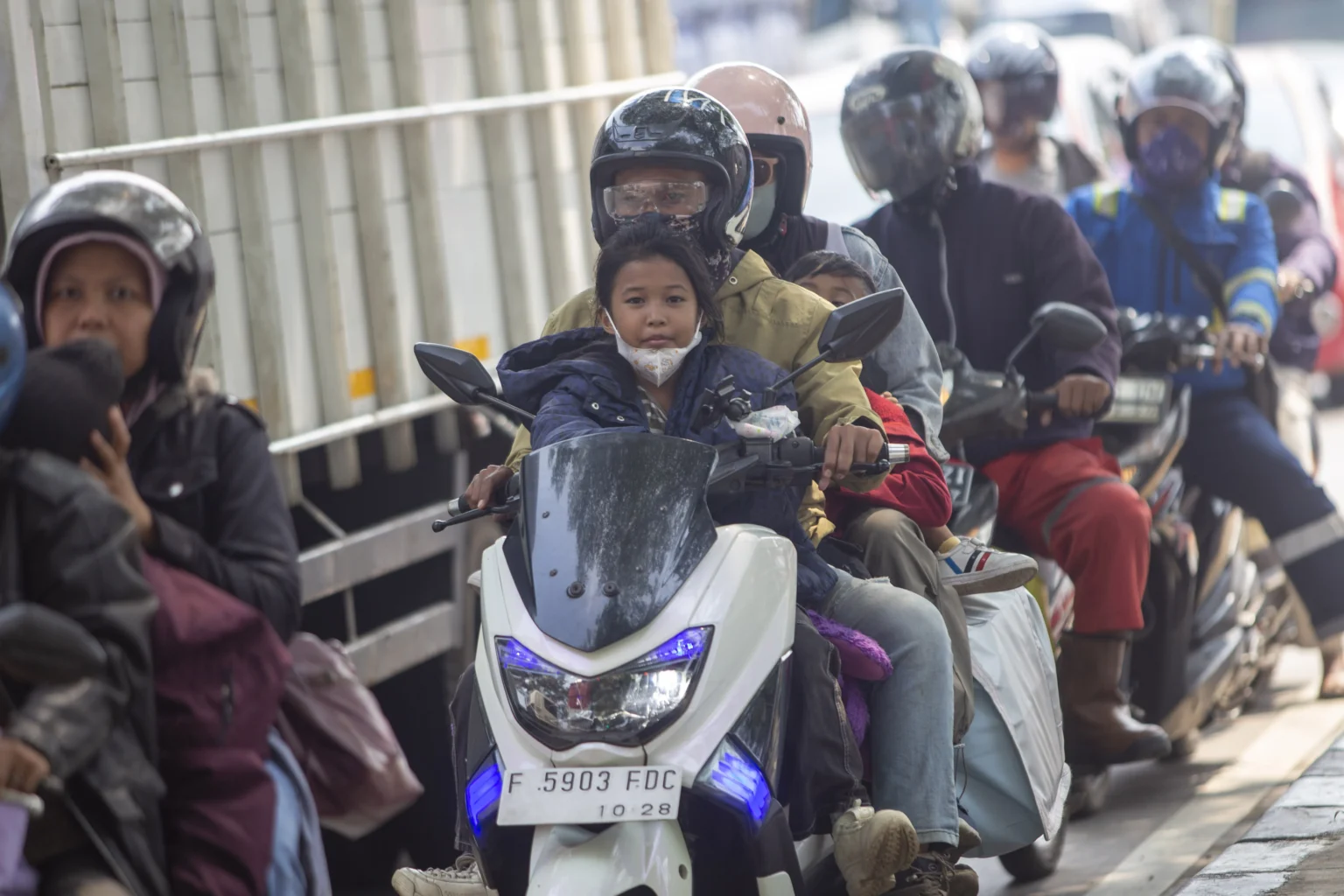Pemudik melintas di jalur Pantura Lohbener, Indramayu, Jawa Barat