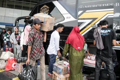 Mudik lebih awal di Terminal Pulo Gebang. (Sumber: Antara Foto/Darryl Ramadhan/foc)